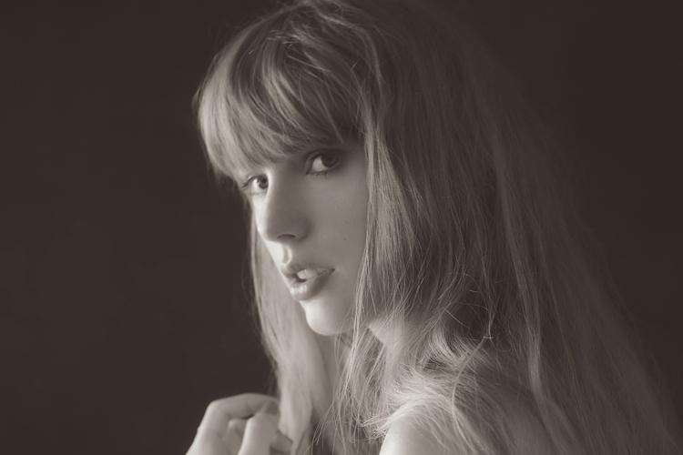 Pressebillederne til Taylor Swifts 11. album er lige så smagfuldt og bevidst afdæmpede som grundtonen på de 16 nye sange. 