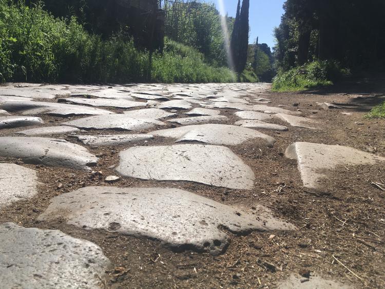 Om søndagen er der ganske få biler på Via Appia Antica, da det kræver en særlig kørselstilladelse at køre der.  Foto: Nicolai Foldgast