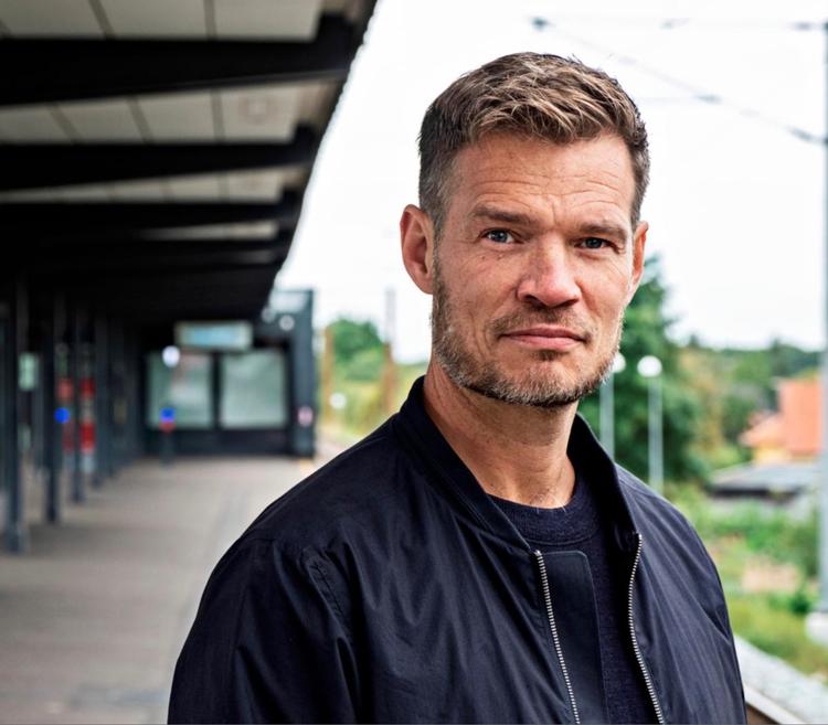 Thor Bjørn Krebs har også arbejdet med tv-serier. Svindlerkomedien ’Friheden’, som det blev til tre sæsoner af på Viaplay med Lene Maria Christensen og Lars Ranthe som de fiffige lurendrejere Erik og Nina fra de københavnske forstæder. Foto: Priavtfoto