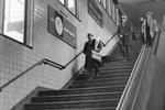 Tilfældige passagerer på trappen ned til Vesterport Station, hvor Jørgen Jespersen skulle mødes med en anden modstandsmand. Fotoet her er taget i 1962, 18 år senere. Foto: Bent Rej