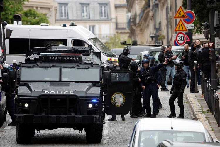 Franske specialstyrke er fredag talstærkt til stede ved Irans konsulat i Paris. Foto: Benoit Tessier/Ritzau Scanpix