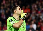 Aston Villas argentinske verdensmester Emiliano Martinez fik mod Lille to gule kort uden at blive vist ud. Nu kan han hjælpe dansk fodbold til en ekstra europæisk deltager. Foto: Stephanie Lecocq/Ritzau Scanpix