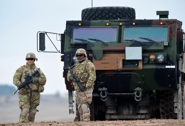 Amerikanske soldater ved det sydtyske militærområde Grafenwoehr. Her træner den amerikanske hær ukrainske soldater i brugen af Abrams-kampvogne. Onsdag blev to mænd arresteret mistænkt for at planlægge en sabotageaktion mod anlægget. Foto: Christof Stache/Ritzau Scanpix