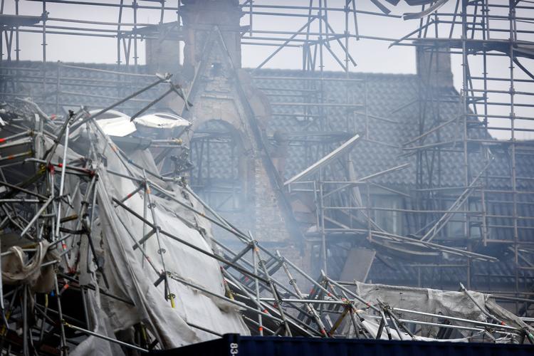 Stilladset og en del af murværket ved Børsen kollapsede i går, hvorefter det blev besluttet at klippe stilladset i stykker. Det er det arbejde, som nu er midlertidig stoppet. Foto: Jens Dresling