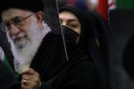 En iransk kvinde holder et billede af Ali Khamenei under et stort valgmøde i Teheran i februar.  Foto: Vahid Salemi/Ritzau Scanpix