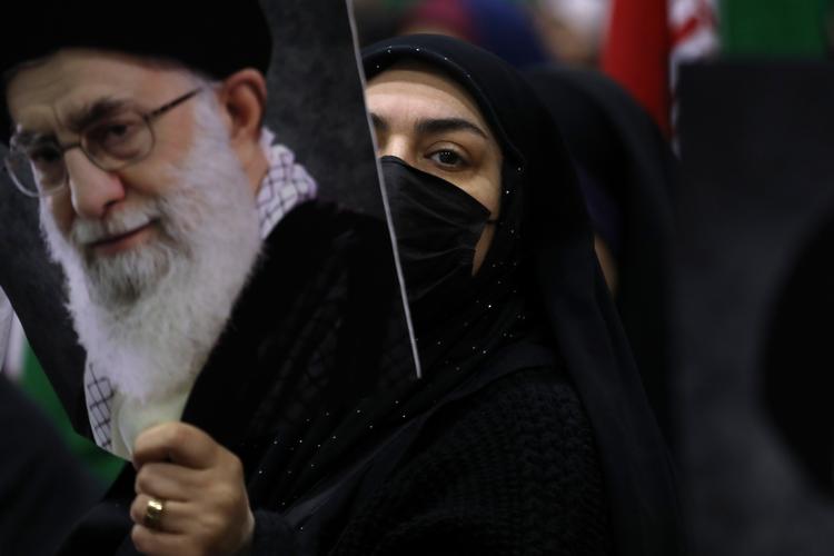 En iransk kvinde holder et billede af Ali Khamenei under et stort valgmøde i Teheran i februar.  Foto: Vahid Salemi/Ritzau Scanpix
