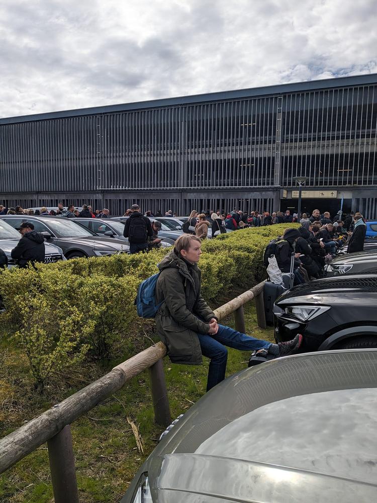 Privatfoto. Parkeringspladsen er fyldt med rejsende, der er blevet evakueret fra lufthavnen.  Foto: Theis Kaas Nielsen