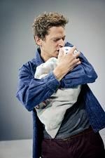 En edderspændt far (stærkt spillet af Mikkel Arndt) står med sin skrigende nyfødte datter på armen. Konen er død under fødslen. Han må naturligvis reagere ... Foto: Emilie Therese