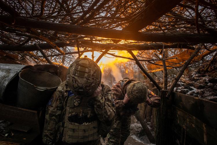Ukrainske soldater ved fronten er trængt af den russiske offensiv. Nu kan Ukraine se frem til en stor militær og økonomisk hjælpepakke fra USA. Foto: Thomas Peter/Ritzau Scanpix