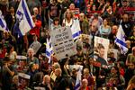 'Bring dem hjem' - kæmpedemonstration for Hamas' israelske gidsler lørdag aften i Tel Aviv.. Foto: Jack Guez/Ritzau Scanpix