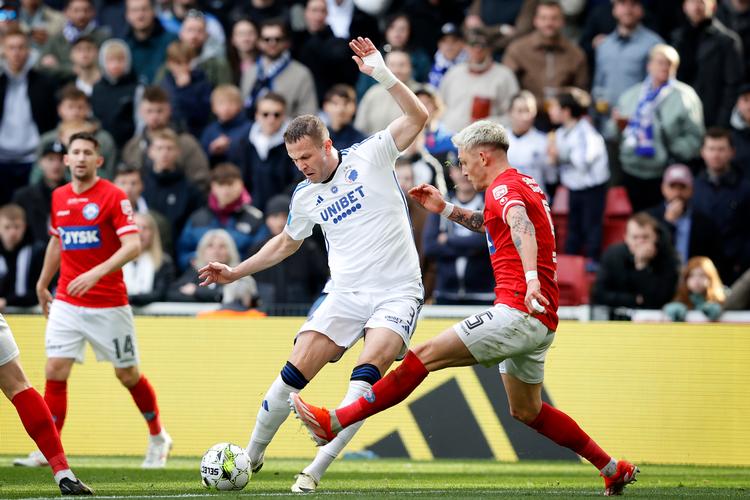   Denis Vavro er en af de vigtigste spillere i FCK-truppen. I defensiven er han påpasselig og i den anden ende af banen viser slovakken  af og til sin formidable skudstyrke.  Foto: Jens Dresling