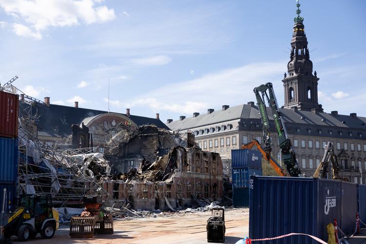 Efter branden står Børsen som en ruin.
 Foto: Thomas Borberg
