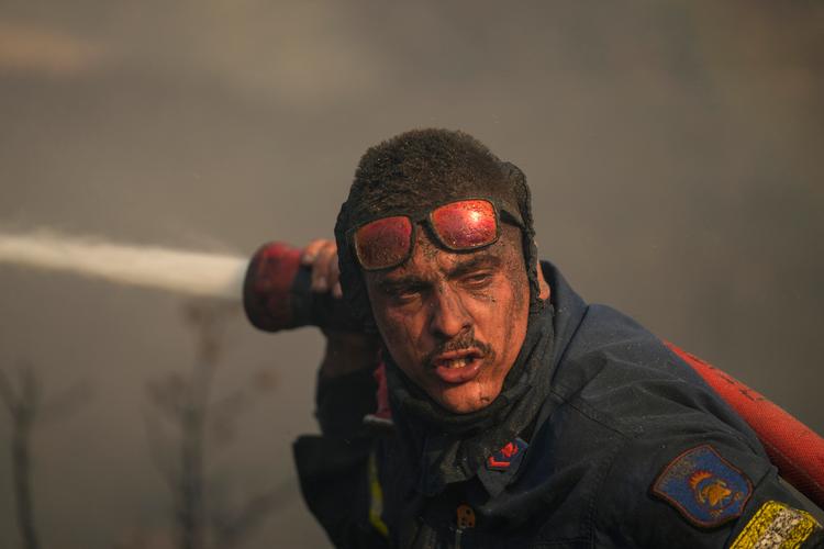 Det er ikke bare sidste år, Europa har været ramt af ekstremt vejr. Bileldet er fra 2022, hvor en brandmand kæmper mod flammerne i en skovbrand nord for Athen. Foto: Thanassis Stavrakis/Ritzau Scanpix