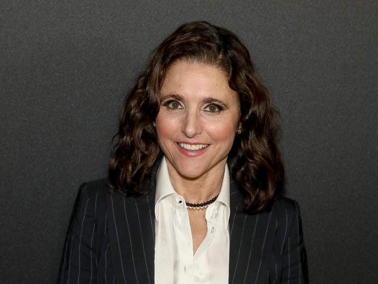 Julia Louis-Dreyfus' podcast 'Wiser Than Me' har fået en sæson 2. Første sæson blev kåret af Apple som årets podcast i 2023. Foto: Andy Kropa/Ritzau Scanpix