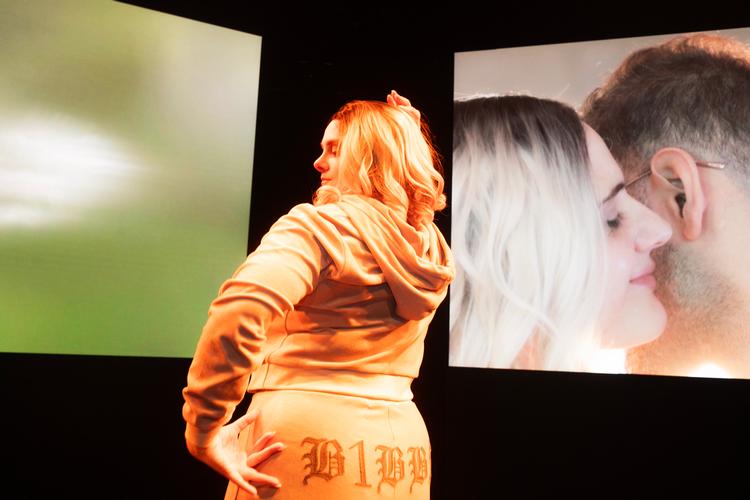 Bibbs kæmper for at overleve – her i en scene med ironisk twerking, der takket være Anne Sofie Wanstrups stærke kropslige spil sidder lige i skabet. Foto: Emilia Marienlund Klint