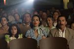  Bérénice Bejo (i midten) blev verdenskendt for oscarvinderen 'The Artist'. Her spiller hun hovedpersonens mor, der kigger længselsfuldt mod de andre liv, der bliver præsenteret på biograflærredet. Foto: Still fra filmen