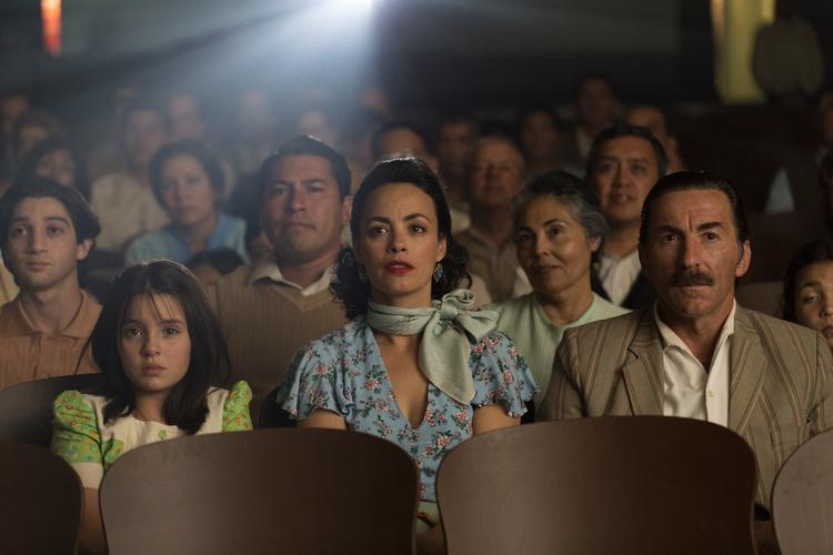  Bérénice Bejo (i midten) blev verdenskendt for oscarvinderen 'The Artist'. Her spiller hun hovedpersonens mor, der kigger længselsfuldt mod de andre liv, der bliver præsenteret på biograflærredet. Foto: Still fra filmen