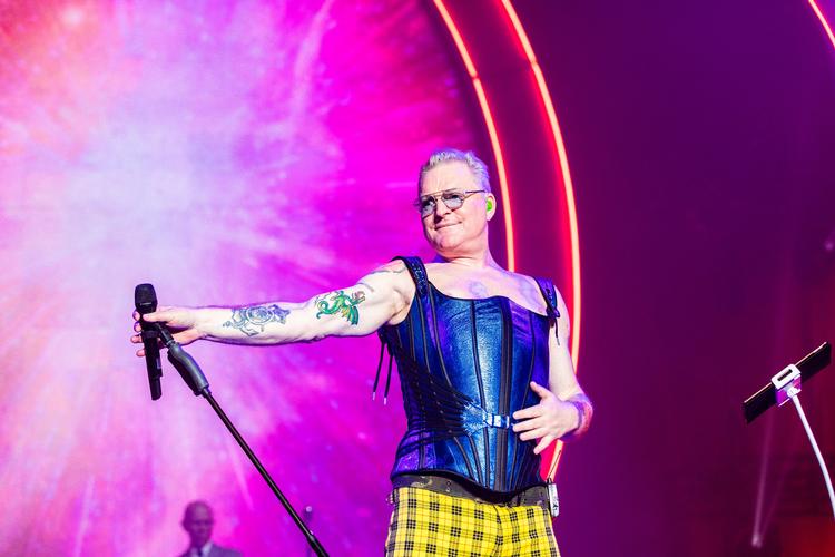 Ikke mindst live har Andy Bell, sanger i Erasure, fortsat evnen til at gøre en dum dag god. Erasure har foreløbig udgivet 19 studiealbum. Et af dem med duoens elegante Abba-fortolkninger.  Foto: Dan Reid/shutterstock/Ritzau Scanpix