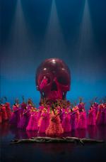 Der er knald på, når døden stikker sit fjæs frem. Det er 'for meget', og det er noget af det skønne ved 'Under dybet' som ritual.   Foto: Per Morten Abrahamsen