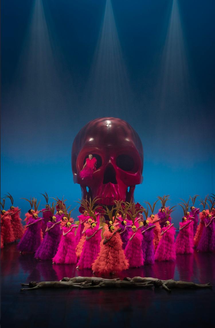 Der er knald på, når døden stikker sit fjæs frem. Det er 'for meget', og det er noget af det skønne ved 'Under dybet' som ritual.   Foto: Per Morten Abrahamsen