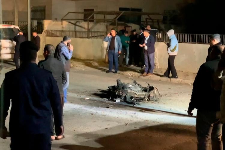 Forbipasserende og sikkerhedsagenter har samlet sig om missilresterne, efter at Jordan nedskød droner over hovedstaden, Amman, natten til 14. april. Morgenen efter virkede alt som normalt. Det samme var Jordans position, mener sikkerhedsekspert Nasser bin Nasser. Foto: Ahmad Shoura/Ritzau Scanpix