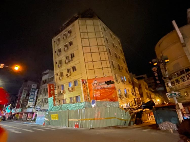 Et hotel i byen Hualien i Taiwan har synlige skader efter efterskælvet tirsdag morgen. Foto: -/Ritzau Scanpix