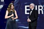 Sammen med kollegaen Janus Billeskov Jansen modtog Anne Østerud i 2016 en European Film Award for sin klipning af Thomas Vinterbergs 'Kollektivet'.  Foto: Maciej Kulczynski/Ritzau Scanpix
