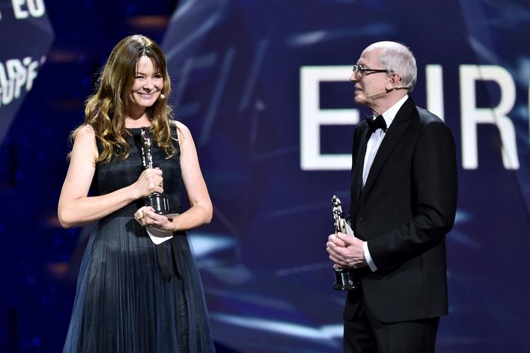 Sammen med kollegaen Janus Billeskov Jansen modtog Anne Østerud i 2016 en European Film Award for sin klipning af Thomas Vinterbergs 'Kollektivet'.  Foto: Maciej Kulczynski/Ritzau Scanpix