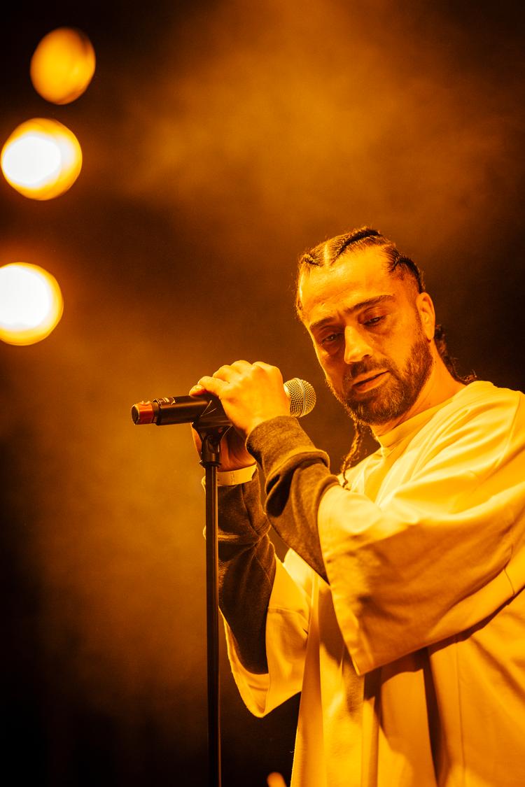 Rapperen Marwan, der her ses på scenen på Train i Aarhus tidligere i år, er god til at skabe fortrolige rum i sin podcast 'Udenom systemet'. Foto: Miriam Dalsgaard