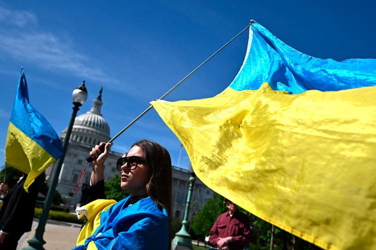 Pro-ukrainske demonstranter foran Kongressen i Washington tidligere tirsdag.  Foto: Mandel Ngan/Ritzau Scanpix