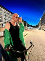 Johan Klint Sandberg elsker at cykle ud i forskellige københavnske boligkvarterer for at læse eller arbejde på en bænk i solen. »Det giver mig en magisk følelse af at være barn og have fået lov at blive hjemme fra skole«, siger han.  Foto: Privatfoto