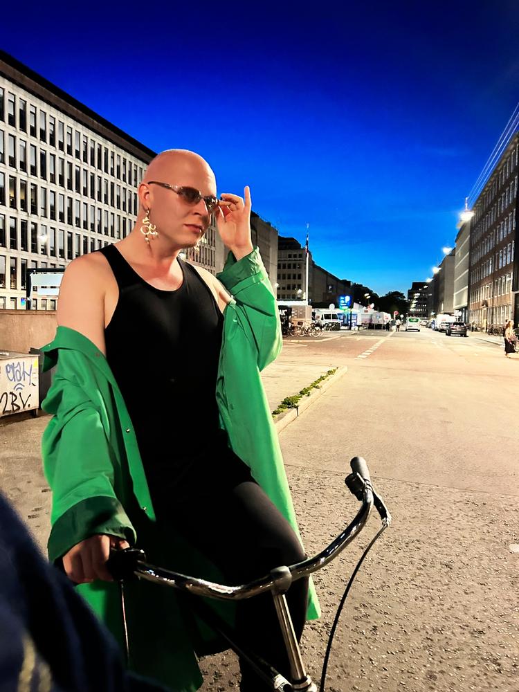 Johan Klint Sandberg elsker at cykle ud i forskellige københavnske boligkvarterer for at læse eller arbejde på en bænk i solen. »Det giver mig en magisk følelse af at være barn og have fået lov at blive hjemme fra skole«, siger han.  Foto: Privatfoto