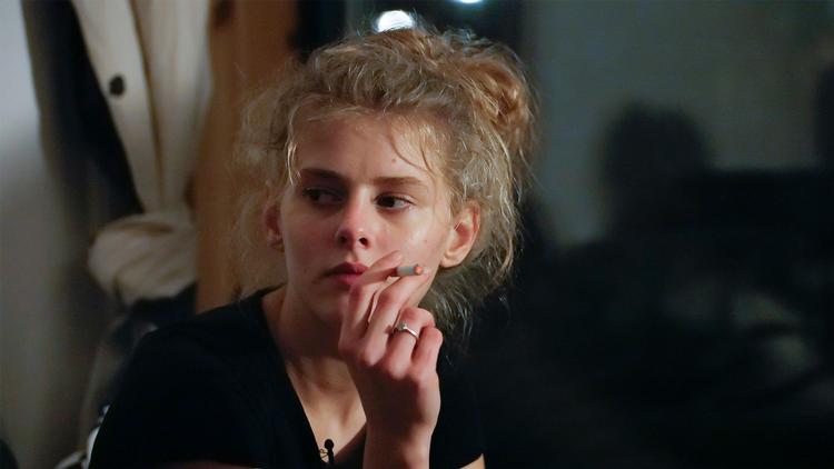 Louisa er en af de unge kvinder, der oplever at blive tvunget til at klare sig selv, fordi hun fylder 18 år.  Foto: TV 2