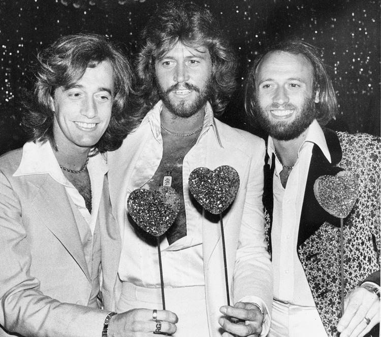 De ofte misforståede Bee Gees (fra venstre Robin, Barry og Maurice Gibb) med hjerter og gorillaslips i 1978. Foto: Lennox Mclendon/Ritzau Scanpix