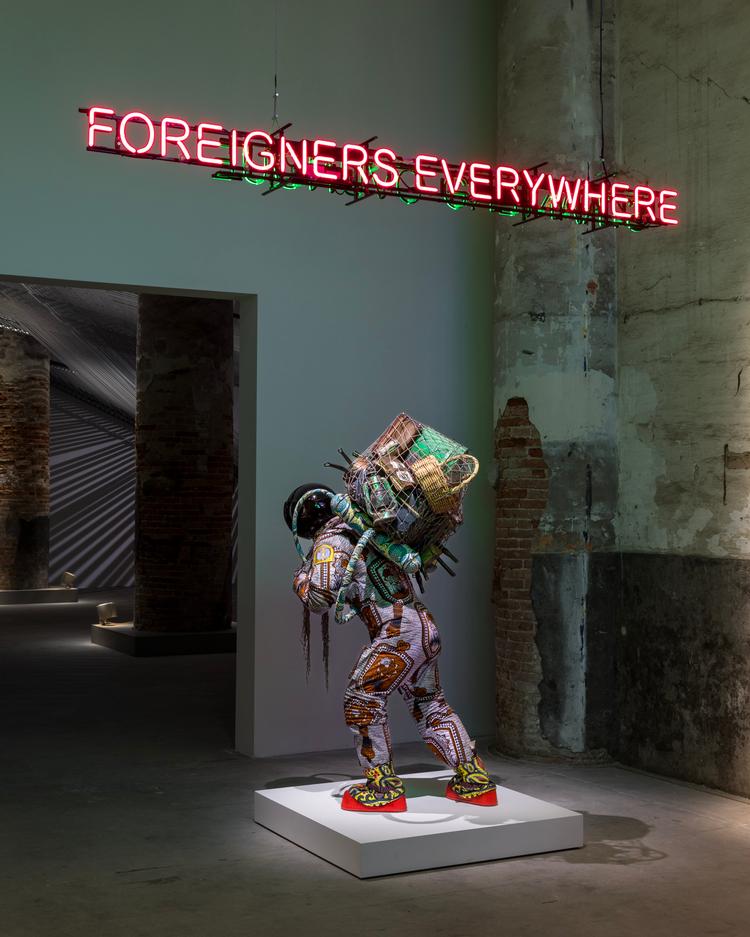 Hovedudstillingen på Venedig Biennalen låner sin titel fra et kunstværk i neon af kunstnerduoen Claire Fontaine. Under skiltet står Yinka Shonibares skulptur ’Refugee Astronaut’. Foto: Marco Zorzanello