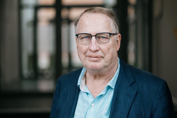 Per Fink var ung læge på Horsens Sygehus, da han begyndte at interessere sig for de uforklarlige biologiske problemer, som nogle patienter opsøgte ham og hans kolleger med.  Foto: AU Foto, Jens Hartmann