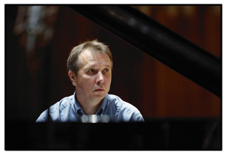 Den russiske pianist Mikhail Pletnjov fotograferet af Politiken under en prøve, da han i 2002 skulle være solist med DR's symfoniorkester. Foto: Morten Langkilde