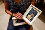Rachel Goldberg, mor til Hersh Goldberg Polin, holder et billede op af sin søn. Foto: Ammar Awad/Ritzau Scanpix