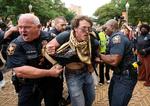 Politiet har den seneste tid tilbageholdt en række personer i forbindelse med demonstrationer på amerikanske universiteter. Her bliver en demonstrant anholdt ved en pro-palæstinensisk demonstration på University of Texas at Austin, der fandt sted 24. april. Foto: Jay Janner/usa Today Network/Ritzau Scanpix