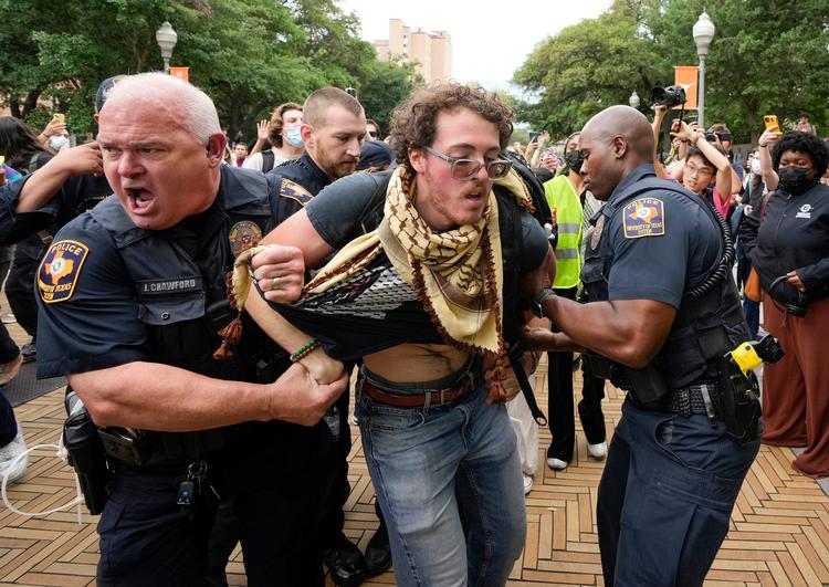 Politiet har den seneste tid tilbageholdt en række personer i forbindelse med demonstrationer på amerikanske universiteter. Her bliver en demonstrant anholdt ved en pro-palæstinensisk demonstration på University of Texas at Austin, der fandt sted 24. april. Foto: Jay Janner/usa Today Network/Ritzau Scanpix