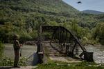 En ukrainsk grænsevagt dirigerer en drone rundt mellem Ukraine og Rumænien, hvor ukrainske mænd nærmest dagligt forsøger at krydse floden for at slippe for at blive indkaldt til de væbnede styrker.  Foto: Nicole Tung/Ritzau Scanpix