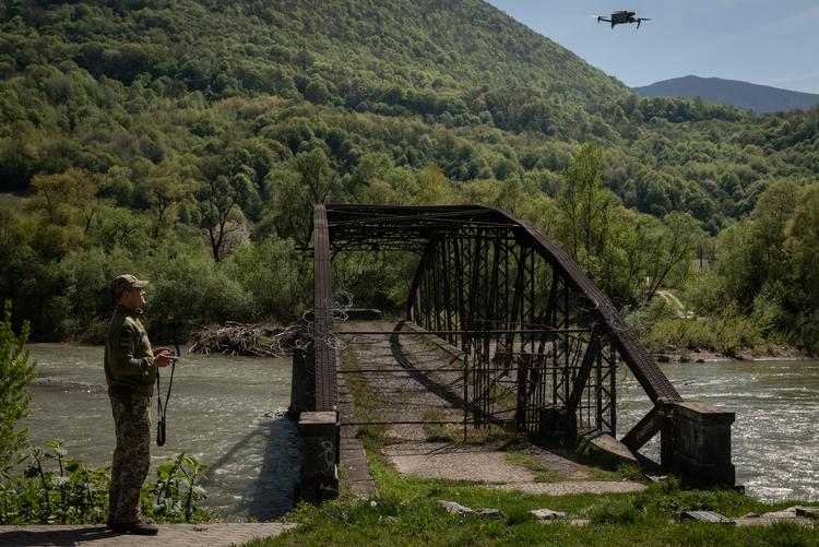 En ukrainsk grænsevagt dirigerer en drone rundt mellem Ukraine og Rumænien, hvor ukrainske mænd nærmest dagligt forsøger at krydse floden for at slippe for at blive indkaldt til de væbnede styrker.  Foto: Nicole Tung/Ritzau Scanpix