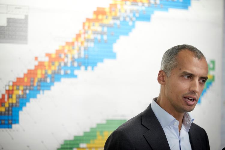 "Mange lærere siger: Er de her elever havnet på den rette hylde? Nogle siger: Nej. Andre siger: Ja, for hvor skulle de ellers være? Jeg forstår begge synspunkter. Det understreger, hvorfor vi skal have en ny ungdomsuddannelse", siger Mattias Tesfaye (S). Foto: Jens Dresling