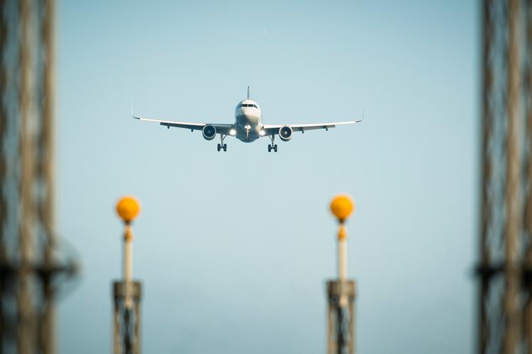 Landingslys og fly, der lander i Københavns lufthavn, Kastrup. Ultrafine partikler fra flymotorer spreder sig rundt på Amager.  Foto: Nima Taheri