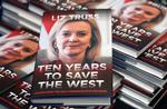 Tidligere premierminister Liz Truss' har fået udgivet sine memoirer under titlen 'Ten Years to Save the West', der her er set hos en boghandler i London.  Foto: Andy Rain/Ritzau Scanpix