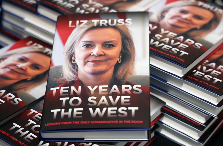Tidligere premierminister Liz Truss' har fået udgivet sine memoirer under titlen 'Ten Years to Save the West', der her er set hos en boghandler i London.  Foto: Andy Rain/Ritzau Scanpix