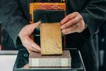 Den måler bare 7,5 gange 12,5 centimeter, men bogens omslag gjorde den alligevel til et tilløbsstykke ved dette års International Antiquarian Book Fair i New York. Den er nemlig indbundet i menneskehud. Foto: Jeenah Moon/Ritzau Scanpix