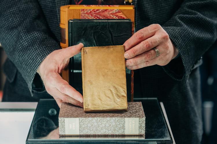 Den måler bare 7,5 gange 12,5 centimeter, men bogens omslag gjorde den alligevel til et tilløbsstykke ved dette års International Antiquarian Book Fair i New York. Den er nemlig indbundet i menneskehud. Foto: Jeenah Moon/Ritzau Scanpix