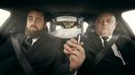 Simon og Søren Riber er bedemænd på Amager, og en smøg i bilen skal der være tid til.  Foto: TV 2