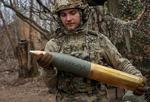 En ukrainsk soldat gør klar til at lade en kanon ved fronten. hvor han og kollegerne venter på at modtage nye vestlige forsyninger. Arkivfoto. Arkivfoto Sofiia Gatilova